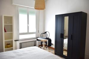 Schlafzimmer mit einem Bett, einem Fenster und einem Tisch in der Unterkunft A casa del cuoco in Florenz