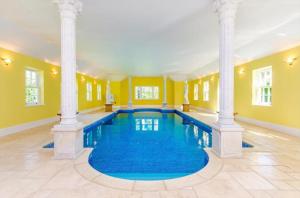 Wainfleet All SaintsにあるNortholme Hall mansion with poolの柱付きの屋内プール、大型スイミングプールを提供しています。