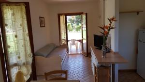 een woonkamer met een bank en een tafel bij Agriturismo Rebua in Porto Azzurro