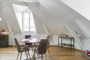 - une salle à manger avec une table et des chaises dans l'établissement Odorico by Cocoonr, à Rennes