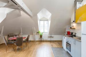 - une cuisine et une salle à manger avec une table et des chaises dans l'établissement Odorico by Cocoonr, à Rennes
