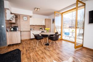 Kuchyňa alebo kuchynka v ubytovaní Apartamenty pod Orłem - Rezydencja do Skoczni