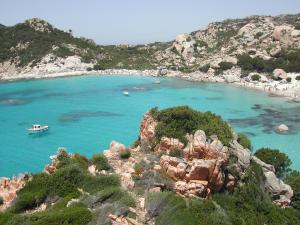 Blick auf den Strand mit einem Boot im Wasser in der Unterkunft Casa Vacanze - Villa San Pietro in Villa San Pietro