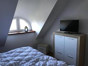 ベルガーエンデ・レートヴィッシュにあるFerienhaus Nordwindのベッドルーム(ベッド1台、薄型テレビ付)