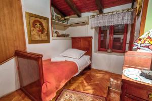 1 dormitorio con 1 cama en una habitación con ventana en Royal Antique Apartment en Split