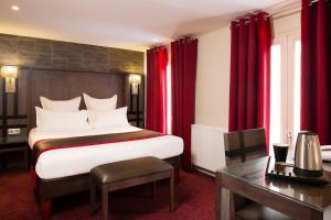 Cama ou camas em um quarto em Hôtel Mondial