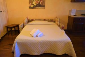 Un pat sau paturi într-o cameră la Residenza Palazzo Saloni