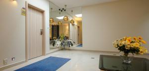 切霍奇內克的住宿－Abidar Hotel Spa & Wellness，走廊上,桌子上放着花瓶