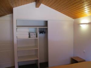 um quarto com um armário com toalhas brancas em Résidence AMARINE em Capbreton