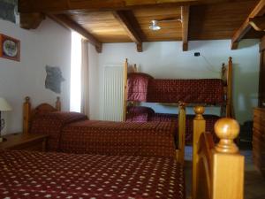a bedroom with two twin beds in a room at Auberge Lou Créton di Lui Hostel in Pontboset