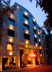 un edificio azul con luces en el costado en Capitol Hotel, en Varna
