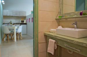Kuchyň nebo kuchyňský kout v ubytování Nireas Hotel