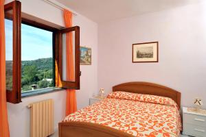 1 dormitorio con cama y ventana en Casa Honey en Torca