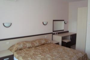Hotel Astra tesisinde bir odada yatak veya yataklar