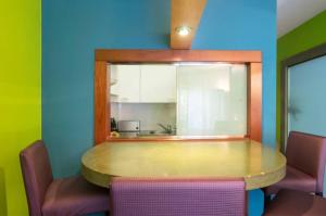 a dining room with a table and two chairs at Acogedor apartamento Girona centro in Girona