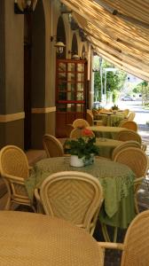 una fila de mesas y sillas en un restaurante en Hotel Milano, en Grado