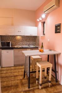 Kuchyň nebo kuchyňský kout v ubytování Nireas Hotel