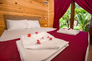 1 dormitorio con 1 cama con toallas en Likya Evleri Olympos, en Olympos