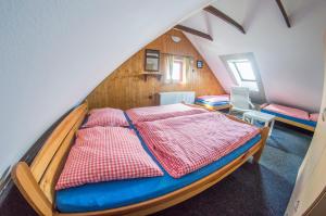Katil atau katil-katil dalam bilik di U Jeriů
