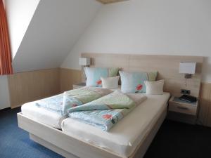 Кровать или кровати в номере Café- Pension Fernblick, incl MeineCardPlus