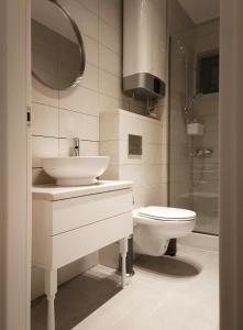 ママイアにあるThe One Mamaia Nordの白いバスルーム(洗面台、トイレ付)