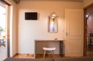 TV a/nebo společenská místnost v ubytování Nireas Hotel