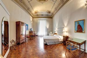 A bed or beds in a room at Hotel Vittoria