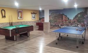 Pokój z 2 stołami do ping ponga i malowidłem ściennym w obiekcie Villalodosa w mieście Lodosa