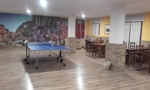 Tenis stołowy w obiekcie Villalodosa lub pobliżu