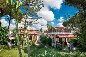 ein Haus mit einem Garten mit Bäumen und Sträuchern in der Unterkunft Garden Cottage at Casa Madden in Marbella