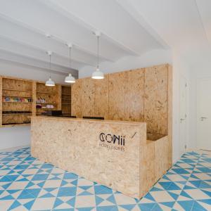 クアルテイラにあるHostel Conii & Suites Algarveの部屋中のカウンター付き事務所