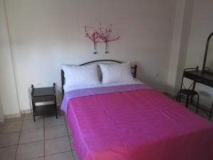 Azalia apartments by TravelPro Services Nea Moudania Halkidikiにあるベッド