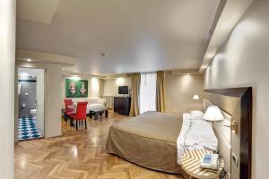 A television and/or entertainment centre at Hotel Vittoria