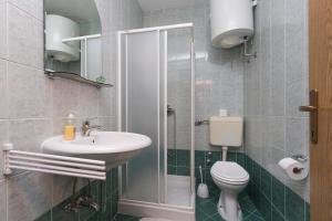 Koupelna v ubytování Milos Apartment + 19 fotografií