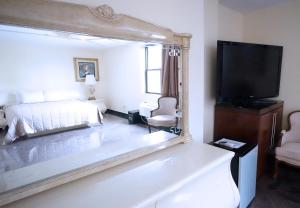 TV tai viihdekeskus majoituspaikassa Paris Suites Hotel