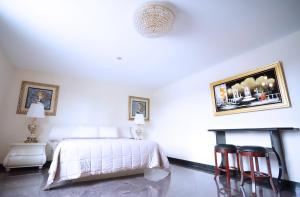 Postel nebo postele na pokoji v ubytování Paris Suites Hotel