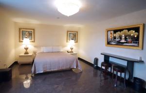 Postel nebo postele na pokoji v ubytování Paris Suites Hotel
