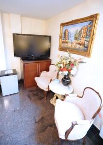 TV a/nebo společenská místnost v ubytování Paris Suites Hotel
