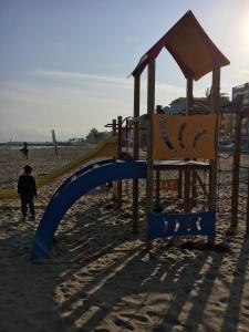 - une aire de jeux sur la plage avec un toboggan dans l'établissement La Casita Blanca, à Torreblanca