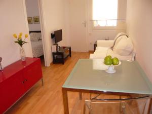 una sala de estar con una mesa con un bol de fruta. en Apartament Conde Güell en Barcelona