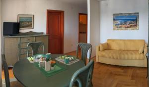 Televízia a/alebo spoločenská miestnosť v ubytovaní Clorinda Sea view Free Parking + 12 fotografií