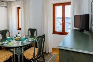 TV a/nebo společenská místnost v ubytování Clorinda Sea view Free Parking