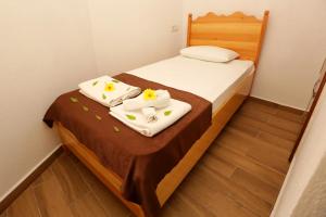 a small room with a bed with towels on it at Dalyan Pension in Dalyan