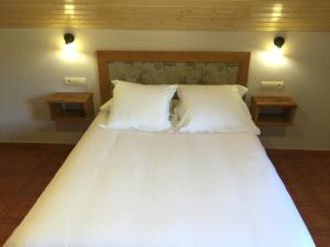 A bed or beds in a room at Alojamiento en entorno rural Los Trobos