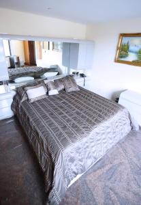 Postel nebo postele na pokoji v ubytování Paris Suites Hotel
