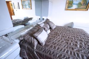 Postel nebo postele na pokoji v ubytování Paris Suites Hotel