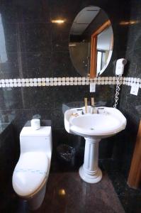 Koupelna v ubytování Paris Suites Hotel