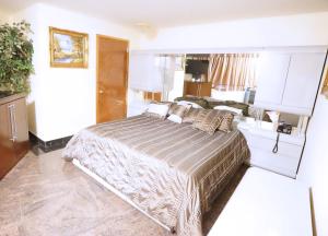 Postel nebo postele na pokoji v ubytování Paris Suites Hotel