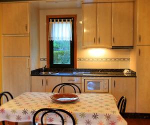 A kitchen or kitchenette at Alojamiento en entorno rural Los Trobos