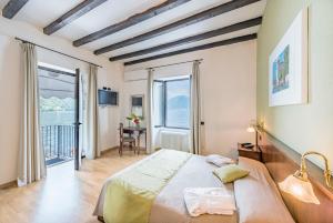 En eller flere senge i et værelse på Villa Belvedere Como Lake Relais